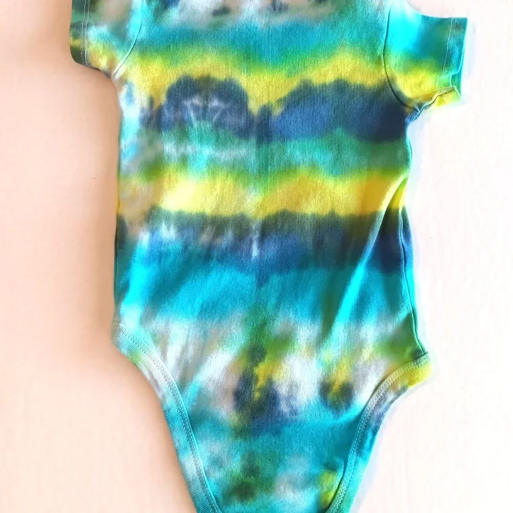 Tie Dye Baby Body Suit With 3 Snap Crotch Blue Yellow Green Size 9-12 Months NWT - Picture 11 of 14